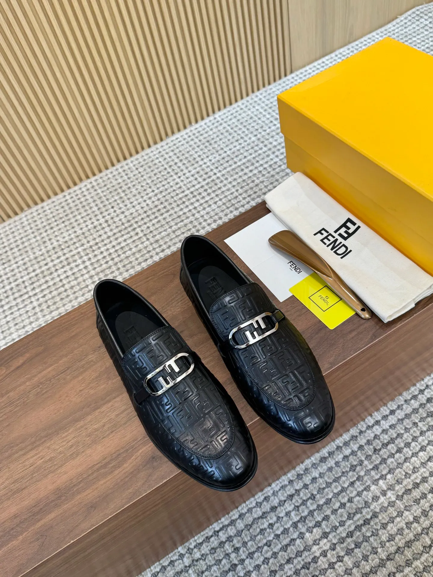 [FENDI] Top P: 980💰 ▪️Size: Men's 39-44. (Customized at 38.45.46) Fendi men's business casual leather shoes Imported brand cloth/calfskin/open edge beads/brand logo printing -Inside: Comfortable cowhide lining -Outsole: Genuine leather outsole with rubber backing embedded in the heel, perfect injection molding -Ultra-high quality control·Fine workmanship: highlighted (high-end·luxury·grade)